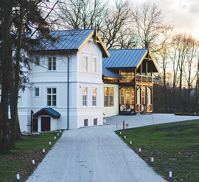 girl student makes item 3d printer 230311 5320.jpg 9